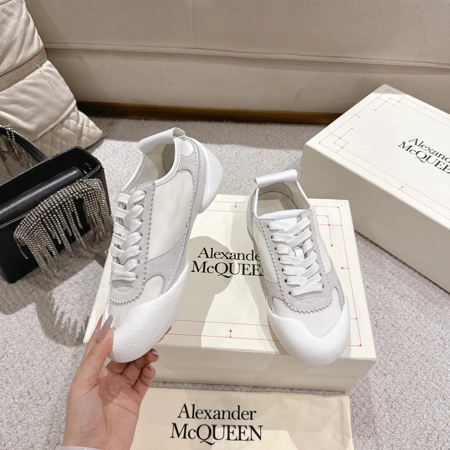 👟👟Ex-factory price 600👟👟 Men's size +10 2025 McQueen's new AIexanderMcQUEEN✅ The original quality has been certified! The original version is reproduced 1:1, and the latest lace-up casual shoes are released simultaneously. • McQueen logo • Round toe box • Lightweight segmented sole design, made of imported stretch breathable fabric + grained cowhide, soft inner lining and insole, comfortable for walking and not stuffy on the feet. Five colors: black/white·white·off-white·black/brown·yellow Fabric: grained cowhide + stretch fabric + cow suede Insole: imported sheepskin Women’s model: 35–40 (40 for women is not returnable) Men’s model: 39–45 (45 for men is not returnable)